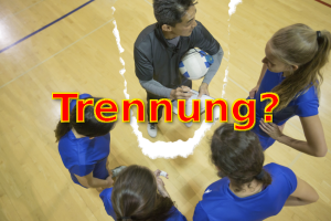 Das Foto zeigt einen Riss zwischen der Mannschaft und dem Trainer. Dies soll die Trennung sympolisieren.