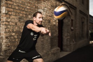 Das Foto zeigt Profi Beachvolleyballer Abwehrspieler Kay Matysik wie er einen Mikasa Beachvolleyball baggert.