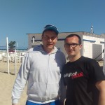 Das Foto zeigt Beachvolleyball-Europameister-Trainer Dirk Severloh mit dem BeachvolleyballFREAK Steffen am Strand des Beachcamps in Spanien.