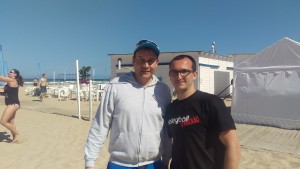 Das Foto zeigt Beachvolleyball-Europameister-Trainer Dirk Severloh mit dem BeachvolleyballFREAK Steffen am Strand des Beachcamps in Spanien.