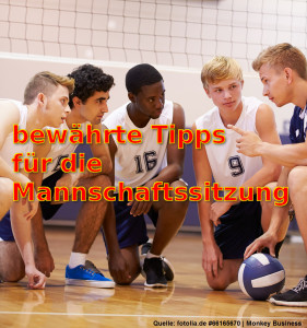 Das Foto zeigt eine Volleyball Mannschaft bei der Besprechung.