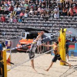 Das Foto zeigt Kay Matysik beim Angriff gegen Böckermann beim FIVB Beachvolleyball Major Hamburg 2016