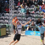 Aufschlag von Lars Flüggen auf dem FIVB Beachvolleyball Major Hamburg 2016