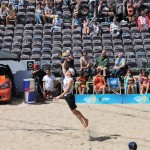 Aufschlag von Lars Flüggen auf dem FIVB Beachvolleyball Major Hamburg 2016