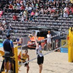 Block von Markus Böckermann gegen Kay Matysik auf dem FIVB Beachvolleyball Major Hamburg 2016