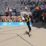 Chantal Laboureur mit dem Service beim FIVB Beachvolleyball Major Hamburg 2016