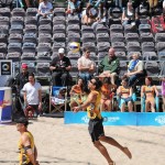 Das Foto zeigt Aufschlag von Jonathan Erdmann beim FIVB Beachvolleyball Major Hamburg 2016