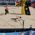 erfolgreicher Shot von Holtwick/Semmler gegen Kanada beim FIVB Beachvolleyball Major Hamburg 2016