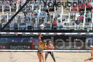 Katrin Holtwick mit dem Angriff beim FIVB Beachvolleyball Major Hamburg 2016