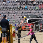 Das Foto zeigt Julia Sude mit Blockversuch auf dem FIVB Beachvolleyball Major Hamburg 2016