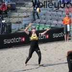 Das Foto zeigt Service von Julia Sude auf dem FIVB Beachvolleyball Major Hamburg 2016