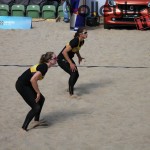 Das Foto zeigt Labourer/Sude wartend auf dem Aufschlag beim FIVB Beachvolleyball Major Hamburg 2016