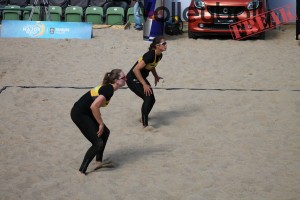 Das Foto zeigt Labourer/Sude wartend auf dem Aufschlag beim FIVB Beachvolleyball Major Hamburg 2016