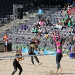 Das Foto zeigt Chantal Laboureur mit dem Angriff beim FIVB Beachvolleyball Major Hamburg 2016