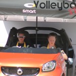 Das Foto zeigt Chantal Laboureur und Julia Sude beim Timeout im Spiel beim FIVB Beachvolleyball Major Hamburg 2016