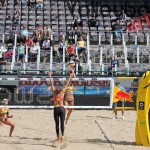 Das Foto zeigt Katrin Holtwick mit dem Shot gegen Kanada beim FIVB Beachvolleyball Major Hamburg 2016