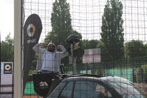 Das Foto zeigt den Mann hinter der Ballschussmaschine auf dem Smart Major Hamburg 2016