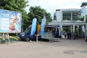 Das Foto zeigt offizieller Verkaufsstand vom Smart Major Hamburg 2016. Hier konnte man u.a. offizielle Trikots kaufen