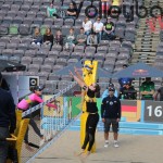 Das Foto zeigt Julia Sude mit dem Blockerversuch gegen die Brasilianer beim FIVB Beachvolleyball Major Hamburg 2016