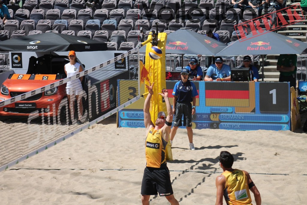 Das Foto zeigt das Zuspiel von Kay Matysik für seinen Partner Jonathan Erdmann beim FIVB Beachvolleyball Major Hamburg 2016