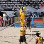 Das Foto zeigt das Zuspiel von Kay Matysik für seinen Partner Jonathan Erdmann beim FIVB Beachvolleyball Major Hamburg 2016