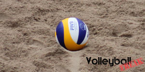 Das Foto zeigt den Beachvolleyball Mikasa VLS 300 im Sand