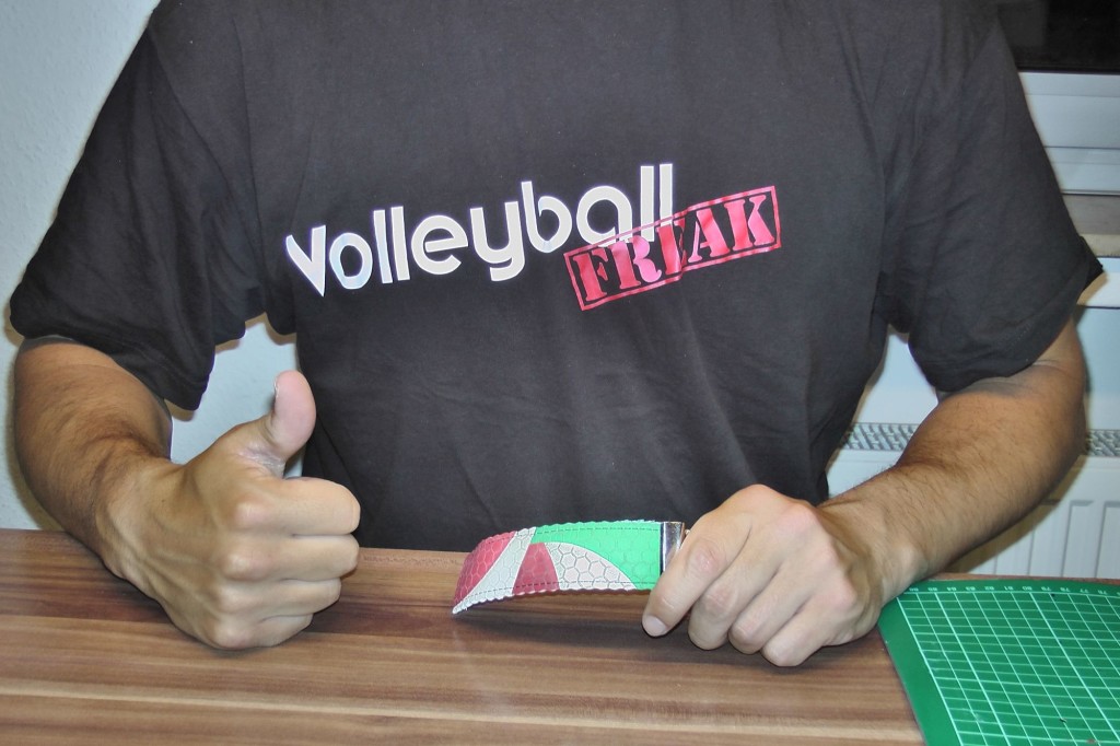 Das Bild zeigt den VolleyballFREAK mit dem fertigen DIY Volleyball Schlüsselanhänger