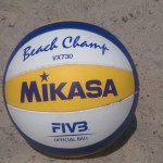 Das Foto zeigt den Mikasa VXT 30 Beachvolleyball im Sand.