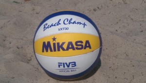 Das Foto zeigt den Mikasa VXT 30 Beachvolleyball im Sand.