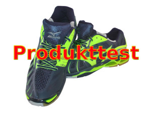 Das Foto zeigt den Mizuno Wave Tornado X Volleyballschuh. Darüber liegt die rot gelbe Überschrift Produkttest