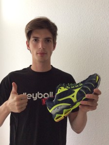 Das Foto zeigt VolleyballFREAK und Produkttester Olli mit dem Mizuno Wave Tornado X