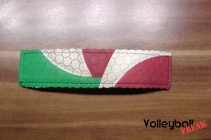 Das Bild zeigt den fast fertigen Do It yourself - Volleyball Schlüsselanhänger.