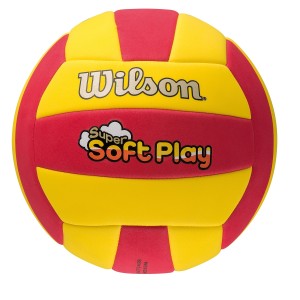 Das Foto zeigt den Wilson Super Soft Play Beachvolleyball. Er ist rot / gelb.