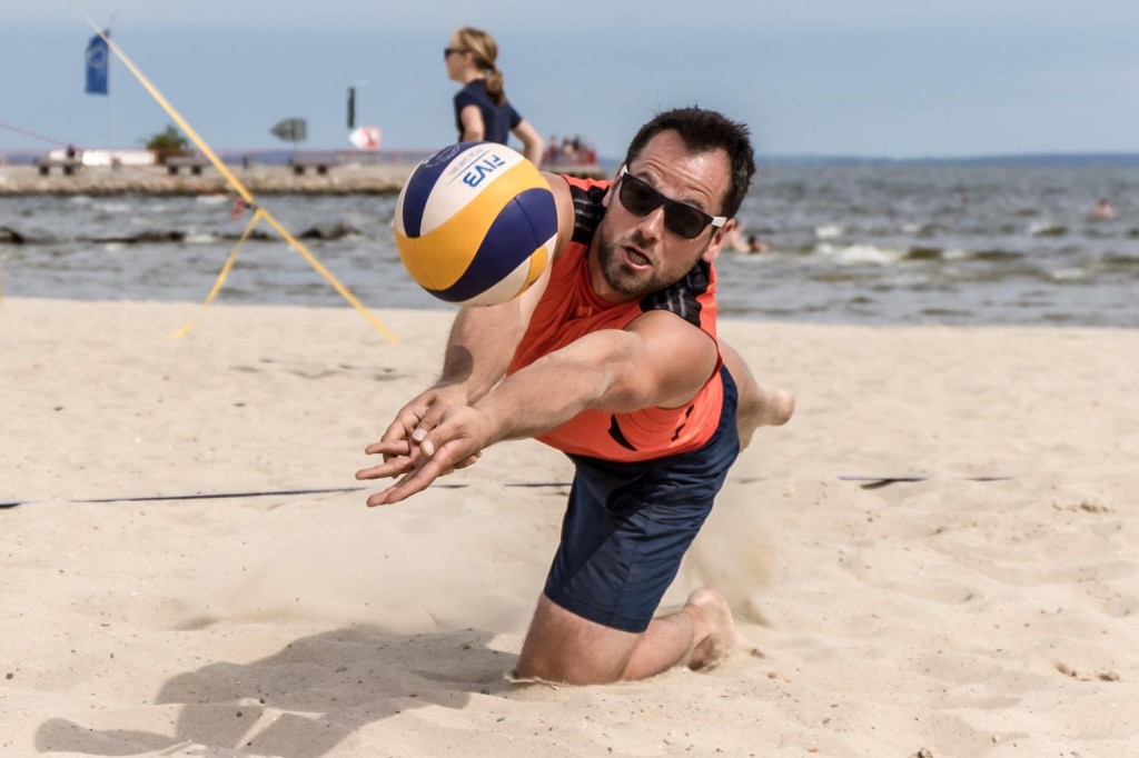 Das Foto zeigt einen Beacher bei einer Abwehrübung im INCHEZplus Beachvolleyballcamp ( Foto: Gerold Rebsch beachpics.de)