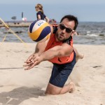 Das Foto zeigt einen Beacher bei einer Abwehrübung im INCHEZplus Beachvolleyballcamp ( Foto: Gerold Rebsch beachpics.de)