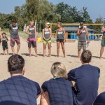 Das Foto zeigt die offizielle Begrüßung durch die Beachtrainer im INCHEZplus Beachvolleyballcamp ( Foto: Gerold Rebsch beachpics.de)