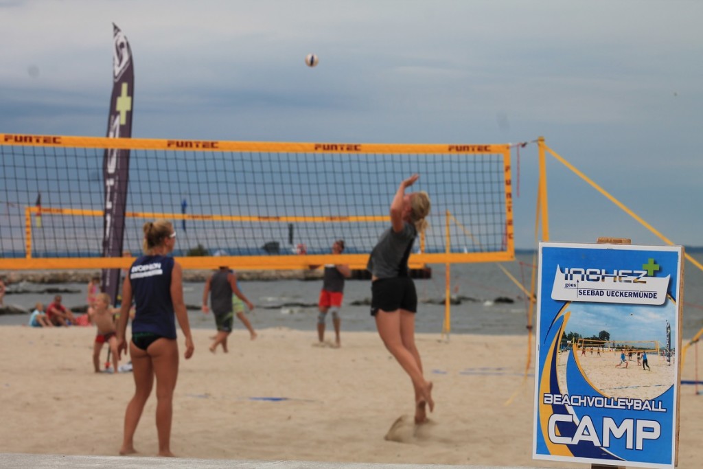 Das Foto zeigt 2 Beachvolleyballspieler auf dem Inchezplus Beachvolleyballcamp Ueckermünde.