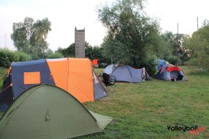 Das Foto zeigt den improvisierten Campingplatz beim Inchezplus Beachvolleyballcamp Ueckermuende