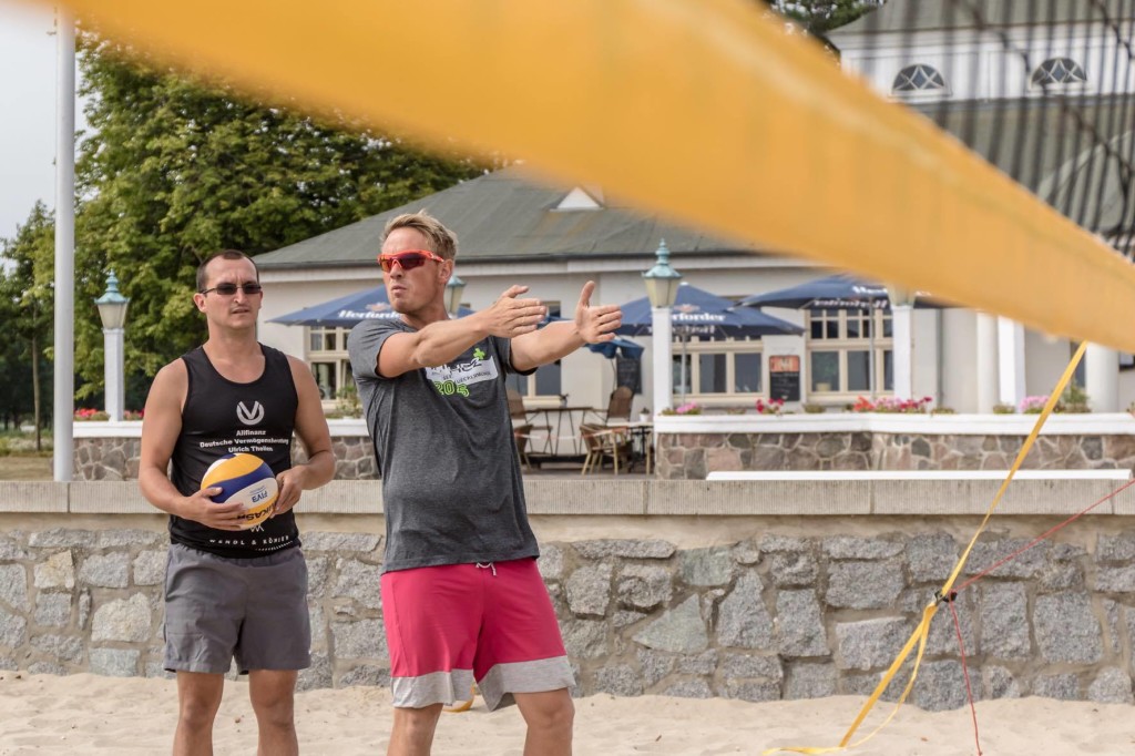 Auf dem Foto korrigiert Markus Benthien die Ausführung der Übung im INCHEZplus Beachvolleyballcamp ( Foto: Gerold Rebsch beachpics.de)