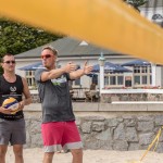 Auf dem Foto korrigiert Markus Benthien die Ausführung der Übung im INCHEZplus Beachvolleyballcamp ( Foto: Gerold Rebsch beachpics.de)