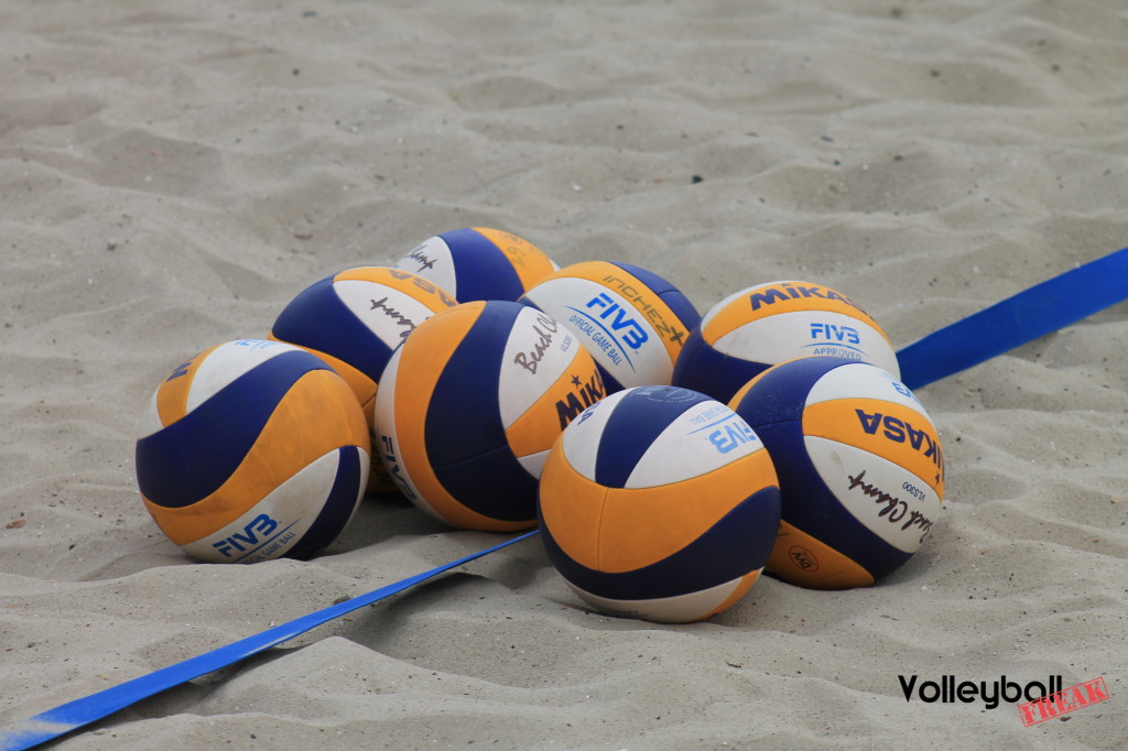 Das Foto zeigt 8 Mikasa VLS 300 Beach Champ Beachvolleybälle von INCHEZplus