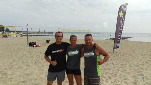 Das Foto zeigt Volleyballfreak Steffen mit Bina und Knut von INCHEZplus beim Beachvolleyballcamp in Ueckermünde