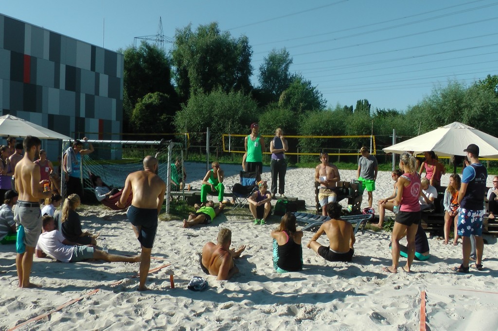 Die Beacher haben sich um das Organisationsteam versammelt und bekommen die letzten Orgainfos für den Tag.