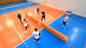 Das Bild zeigt einen Auschnitt aus der Trainingsdvd mit einer Übung zum Technikerwerbstraining im Volleyball.