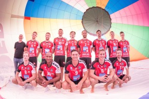 Die Volleyballer vom VC Eltmann mit dem Teamfotoshooting im Heißluftballon