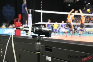 Das Foto zeigt Eine der unzähligen Kameras für das Videochallenge-Sytem beim Volleyball Supercup 2016. Im Hintergrund unscharf ist ein Spielszene vom Supercupspiel VFB Friedrichshafen gegen BR Volleys 