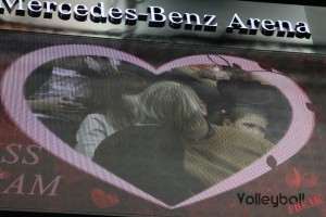 Das Foto zeigt die Kiss Cam auf Videoleinwand in der technischen Auszeit beim Volleyball Supercup 2016