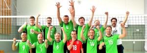 Das Foto zeigt die jubelnde TVA Hürth Volleyball Herren 4 auf ihrem Mannschaftsfoto.