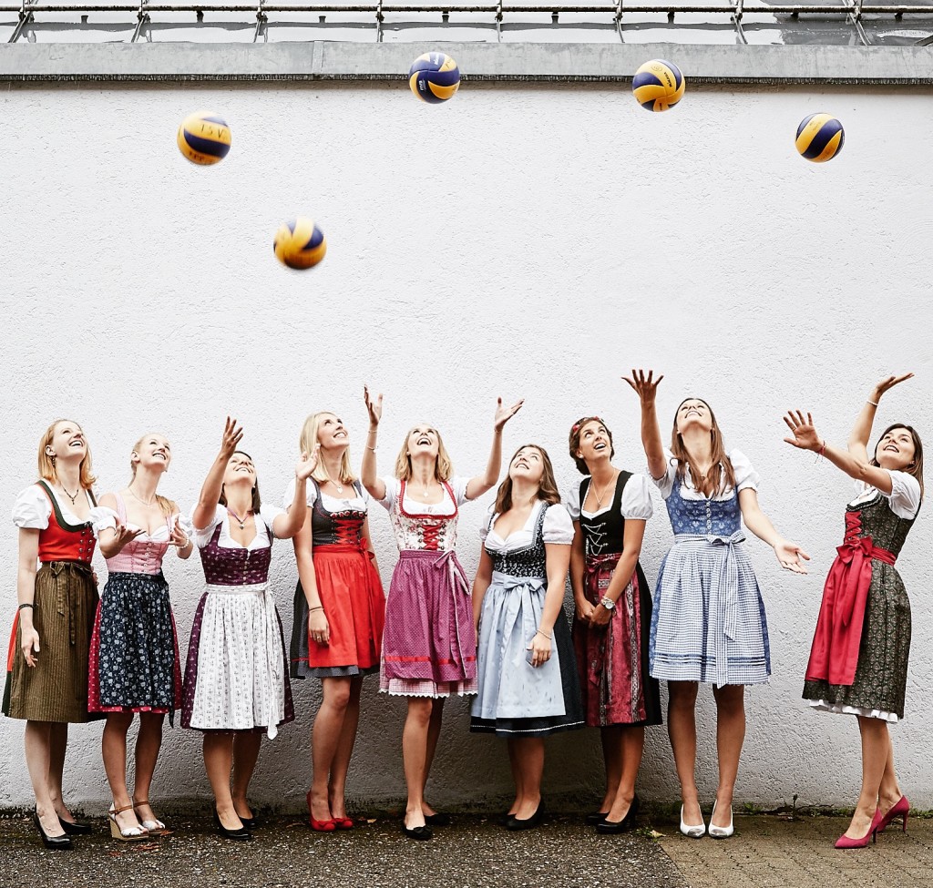 Dies ist das besondere Mannschaftsfoto im Dirndl der Volleyballdamen des TSV Eintracht Karlsfeld