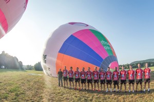 Das Volleyballteam vom VC Eltmann mit einem Teamfoto vor einem Heißluftballon.